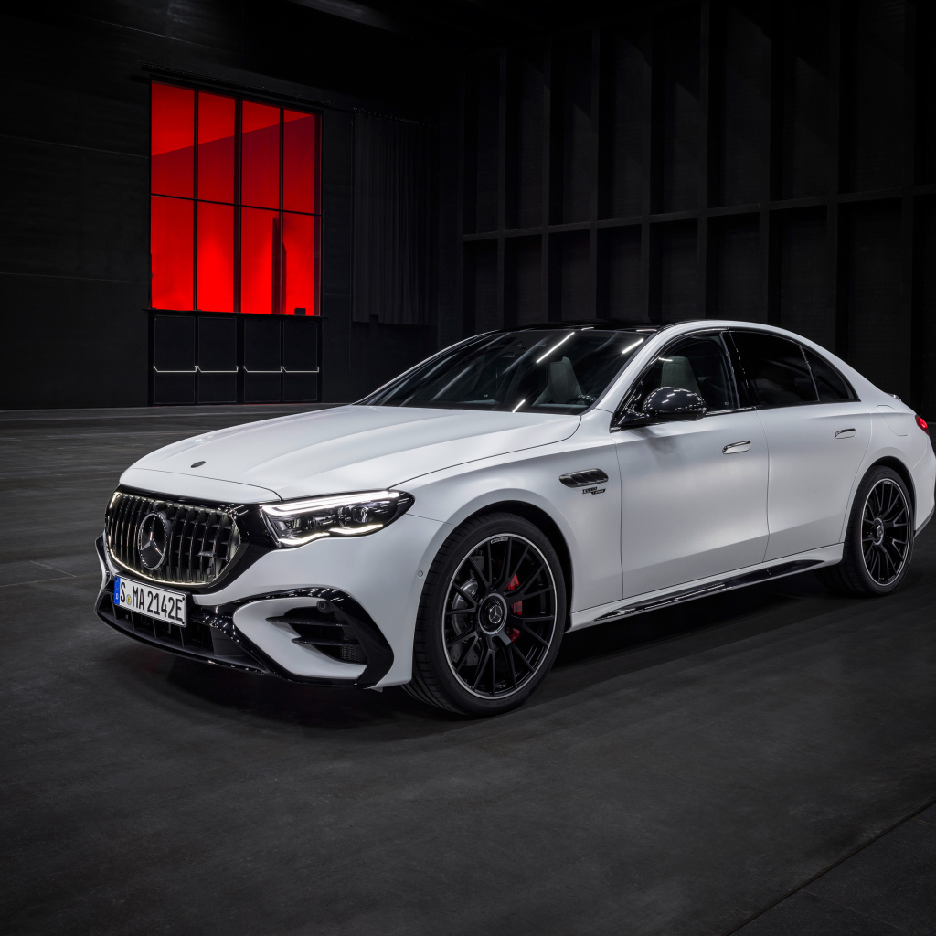Белый автомобиль Mercedes-AMG E 53 HYBRID 4MATIC+ 2024 года на черном фоне