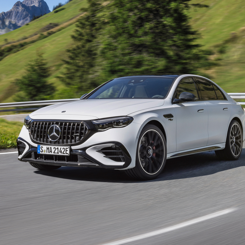 Белый автомобиль Mercedes-AMG E 53 HYBRID 4MATIC+ 2024 года на дороге
