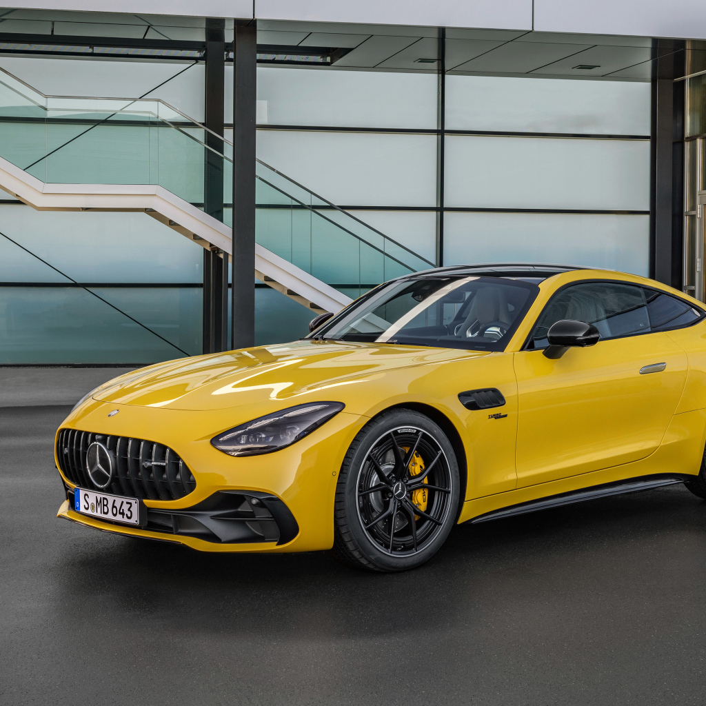 Желтый автомобиль Mercedes-AMG GT 43 Coupe 2024 года