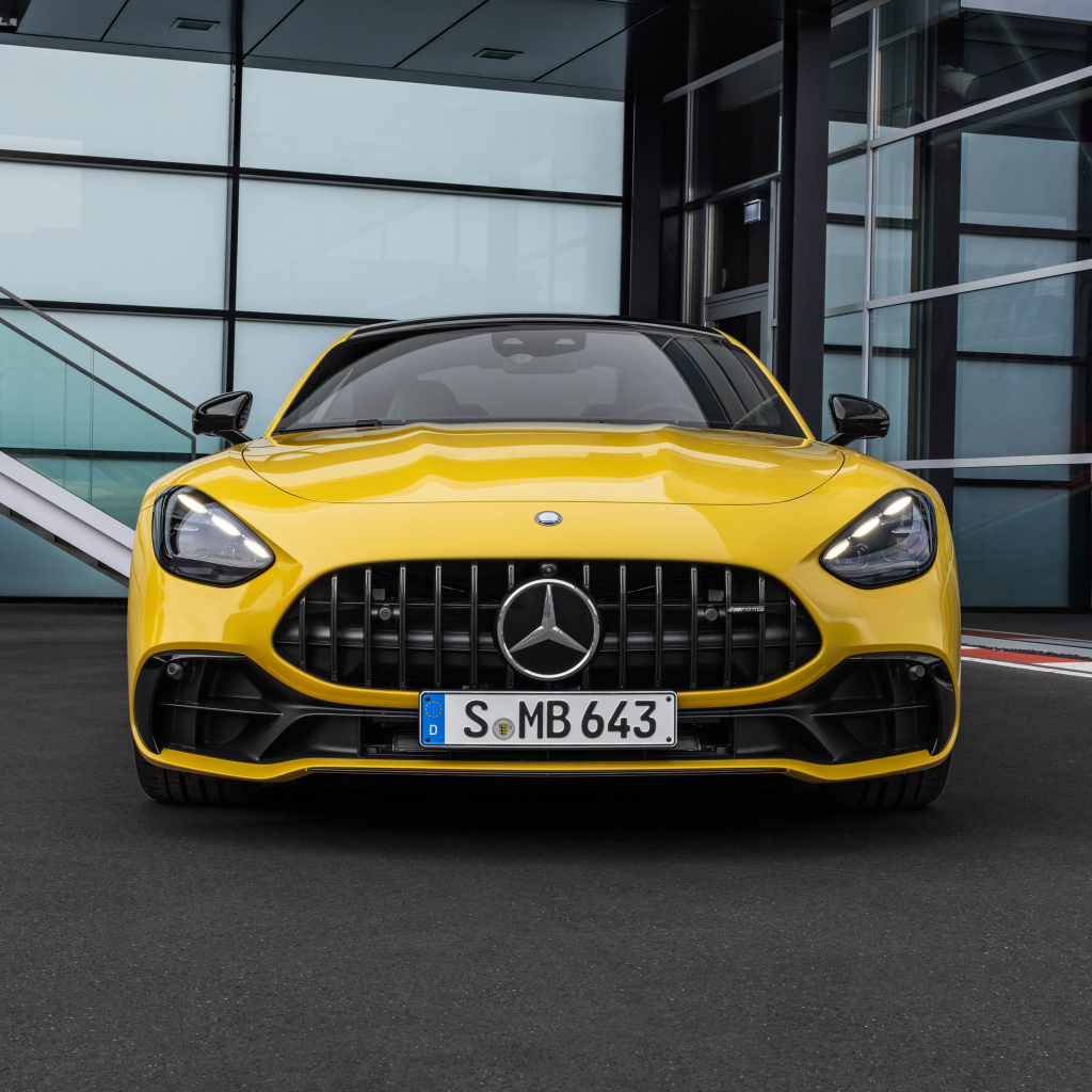 Желтый автомобиль Mercedes-AMG GT 43 Coupe 2024 года вид спереди