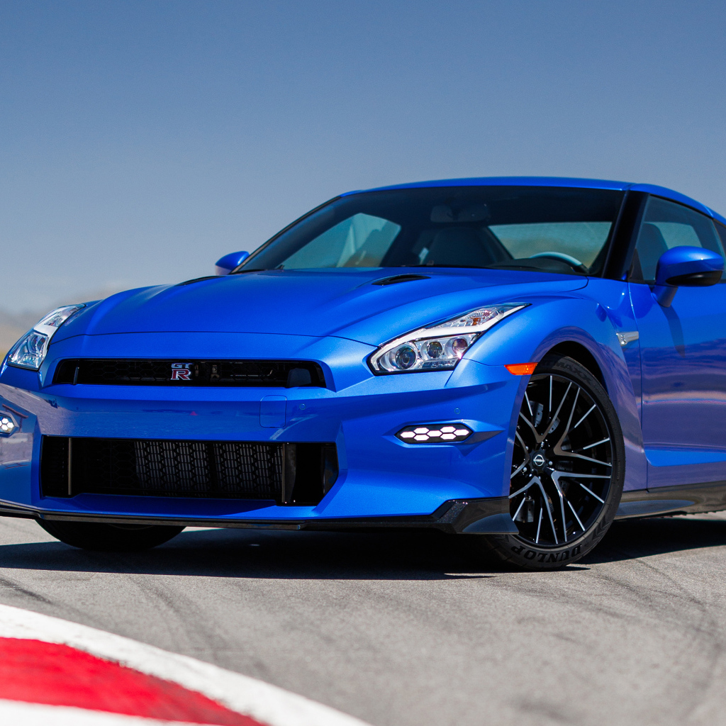 Синий автомобиль Nissan GT-R Skyline Edition 2024 года