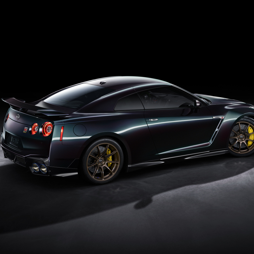 Вид сзади на автомобиль Nissan GT-R T-Spec Takumi Edition 2024 года
