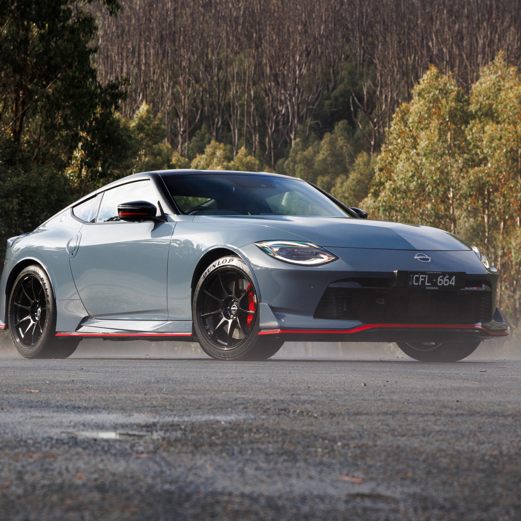 Серебристый автомобиль Nissan Z Nismo 2024 года