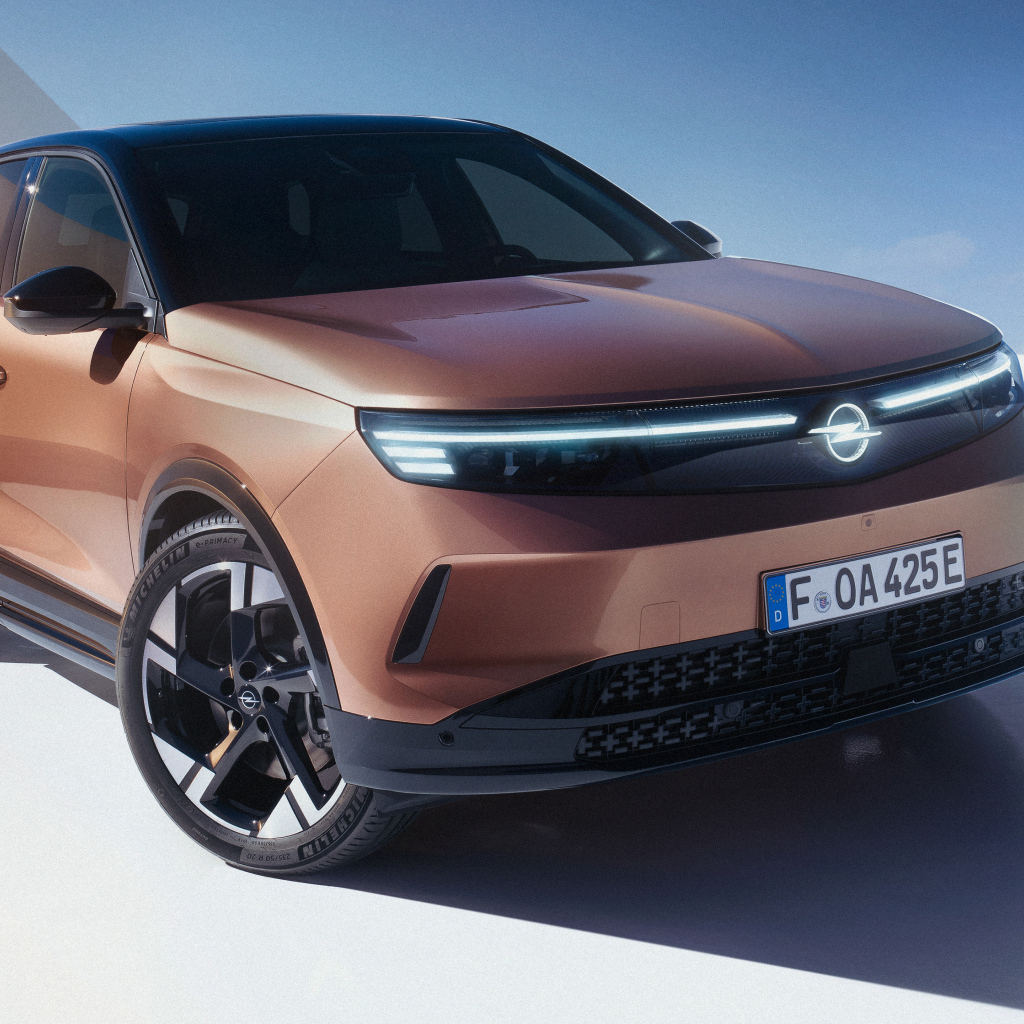 Коричневый автомобиль Opel Grandland Electric 2024 года