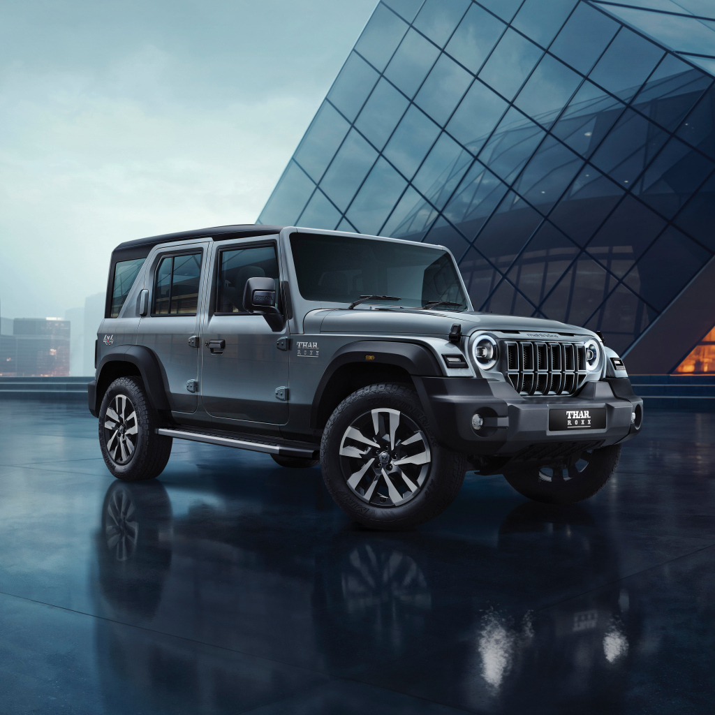 Джип Mahindra Thar Roxx 2024 года у здания