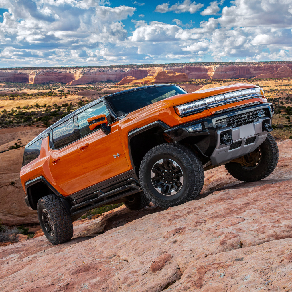 Большой GMC Hummer EV 2024 года в горах