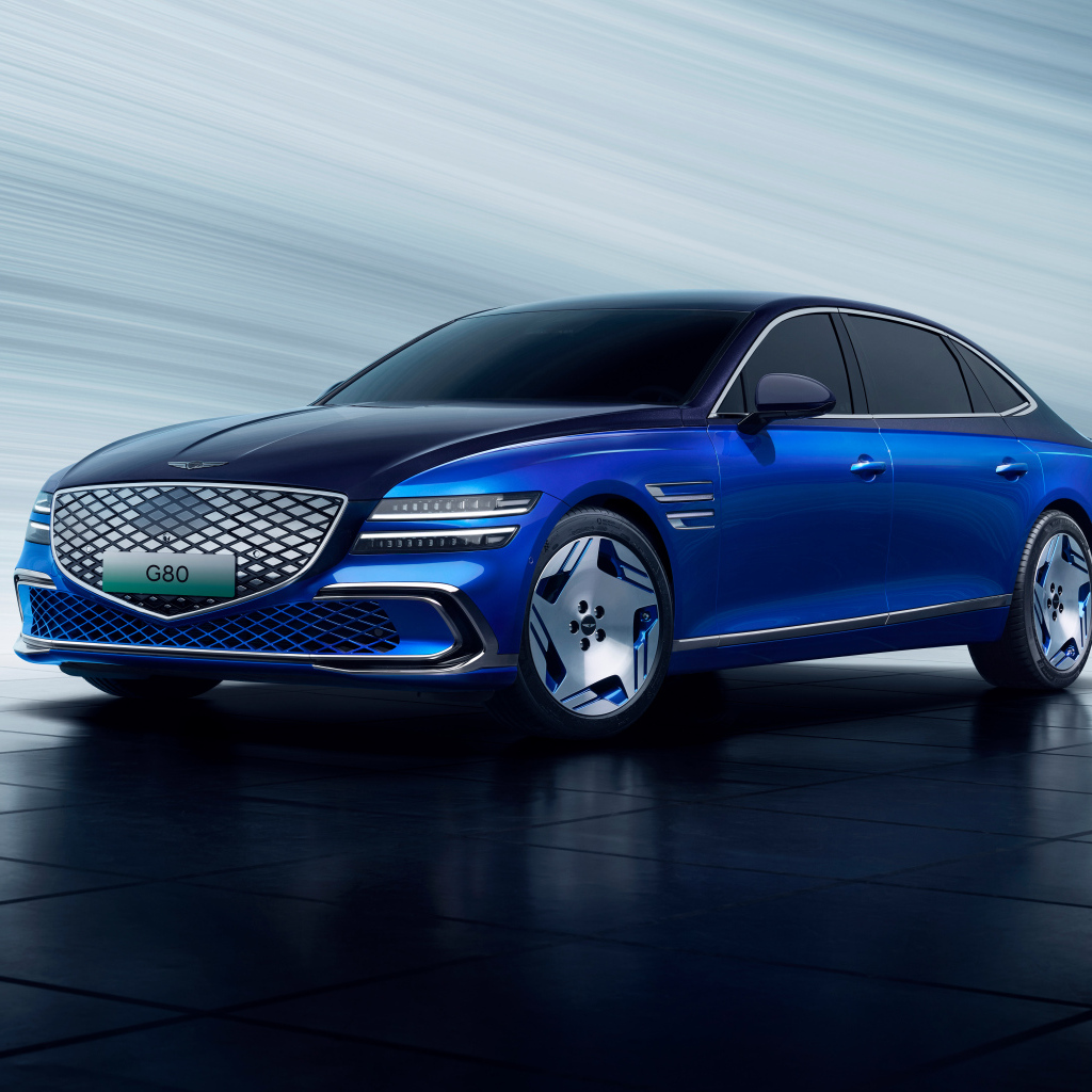 Синий автомобиль Genesis Electrified G80 2024 года