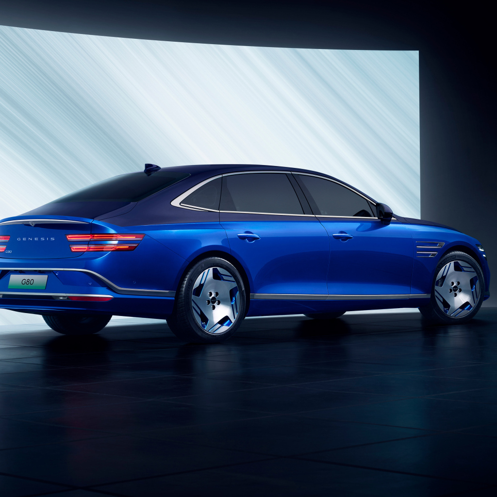 Синий автомобиль Genesis Electrified G80 2024 года вид сзади