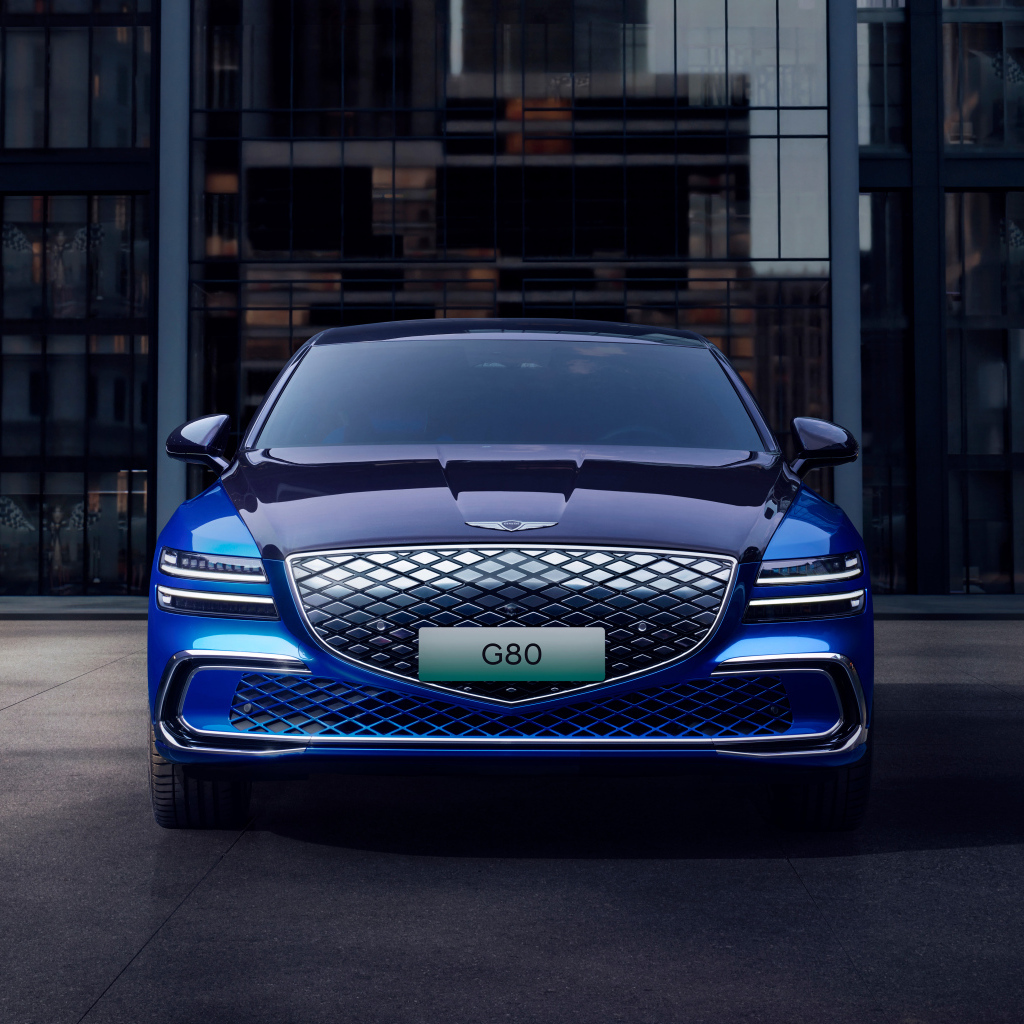 Синий автомобиль Genesis Electrified G80 2024 вид спереди