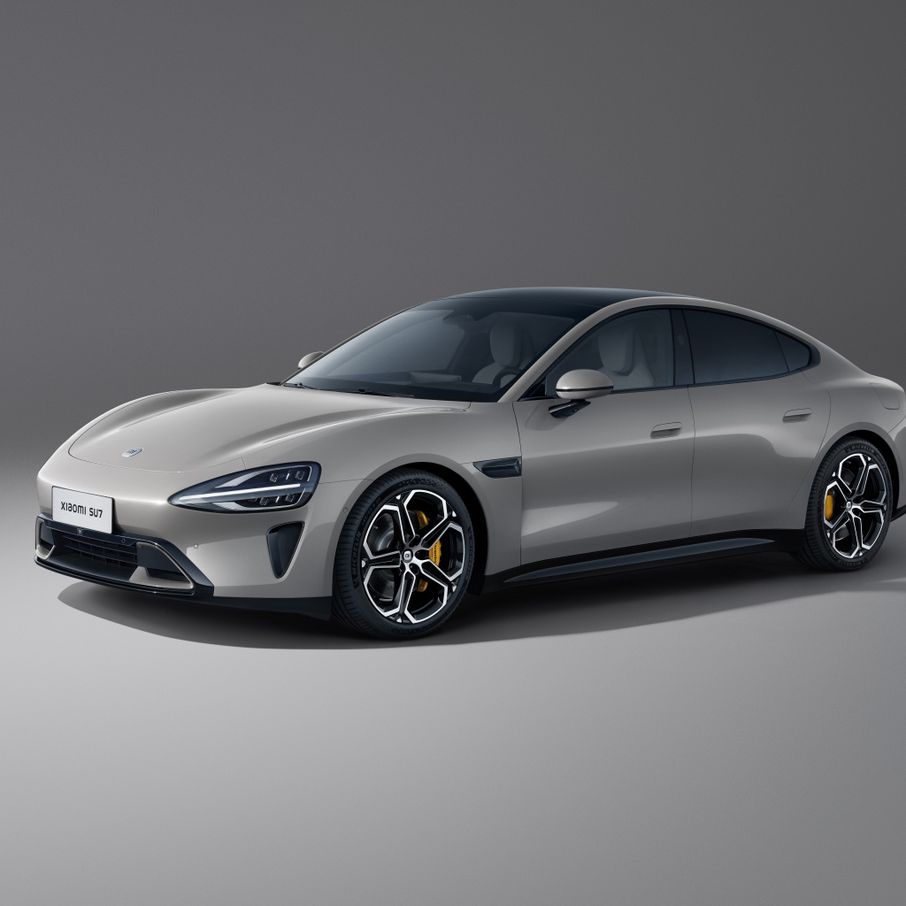 Серый автомобиль Xiaomi SU7 2024 года