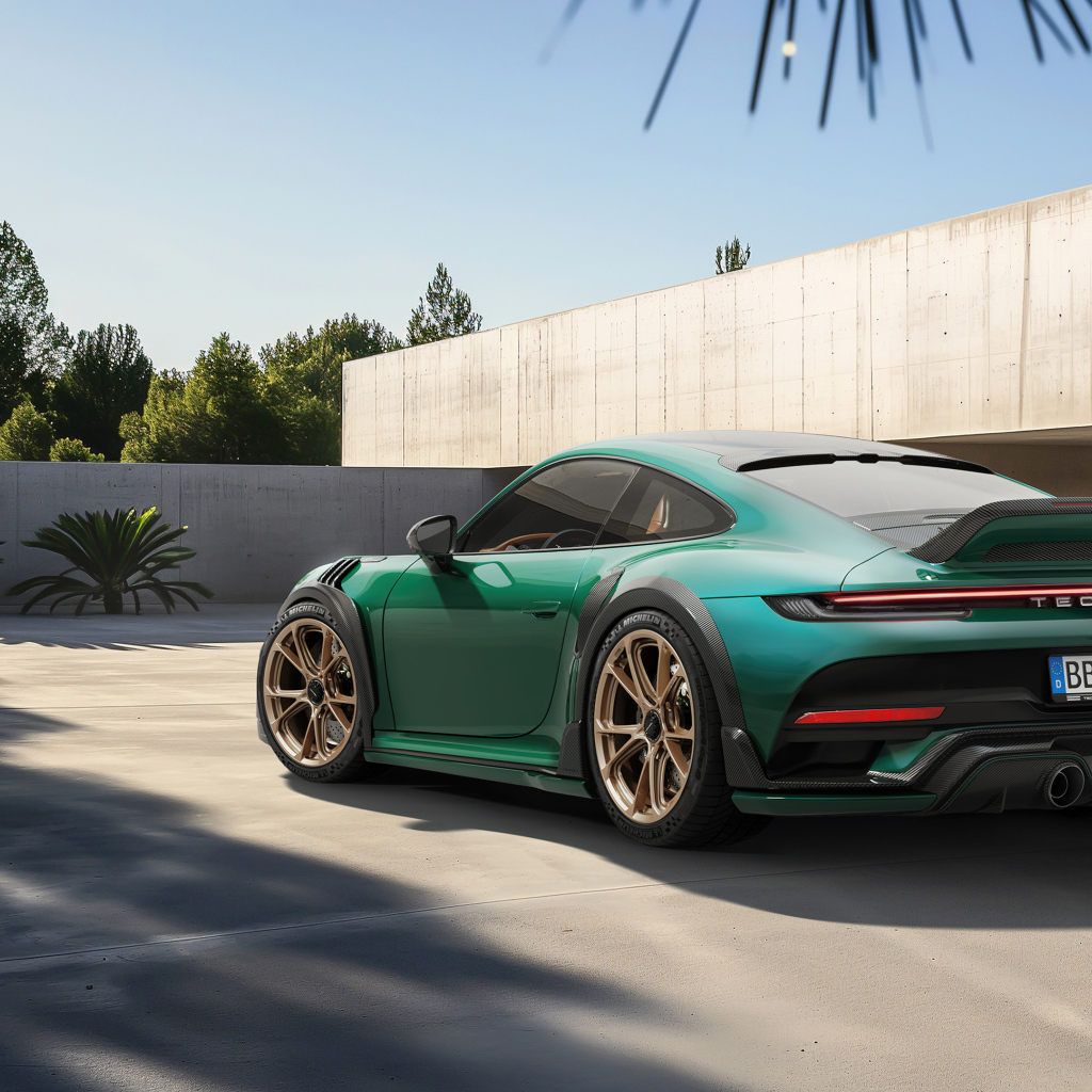 Зеленый автомобиль TechArt GTstreet R Touring вид сзади