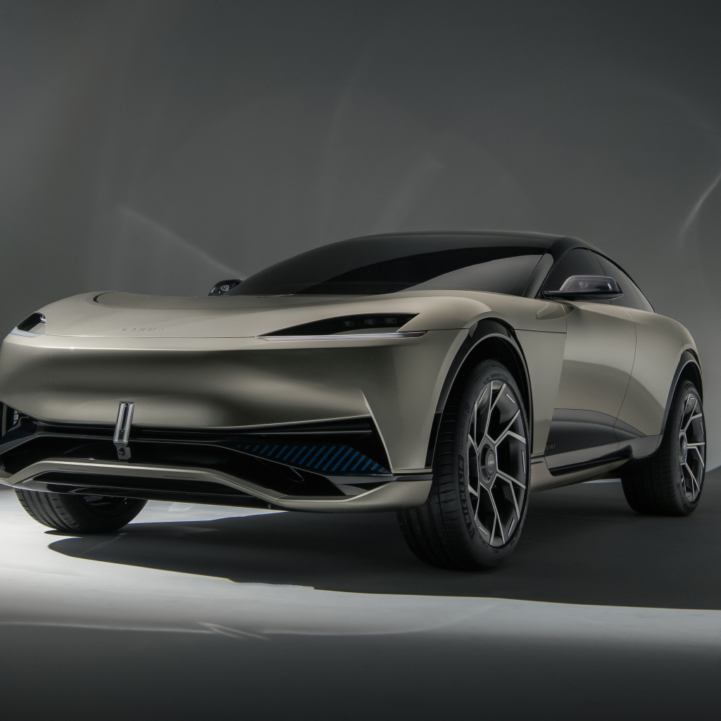 Автомобиль  Karma Ivara на сером фоне