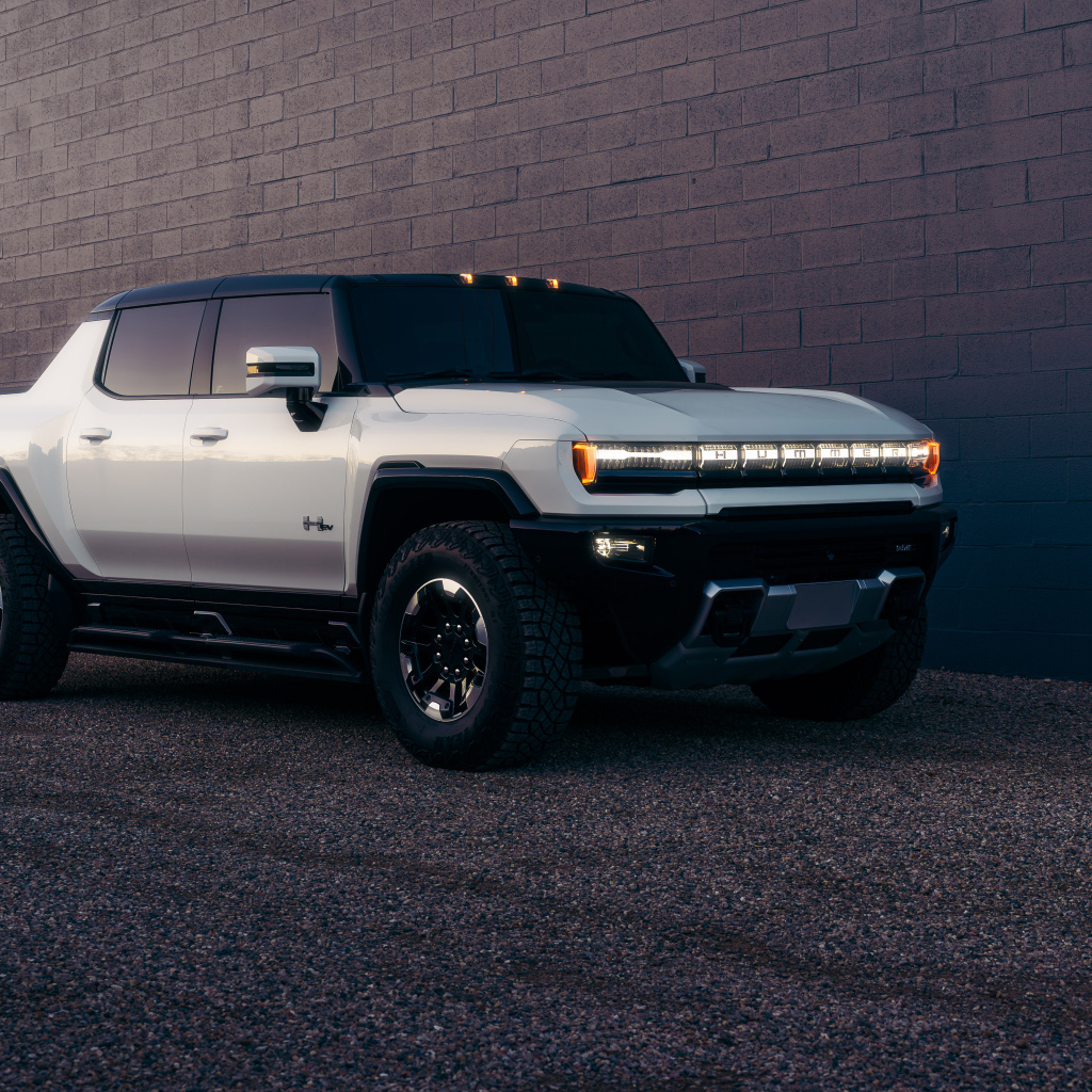 Большой стильный Hummer EV  у стены