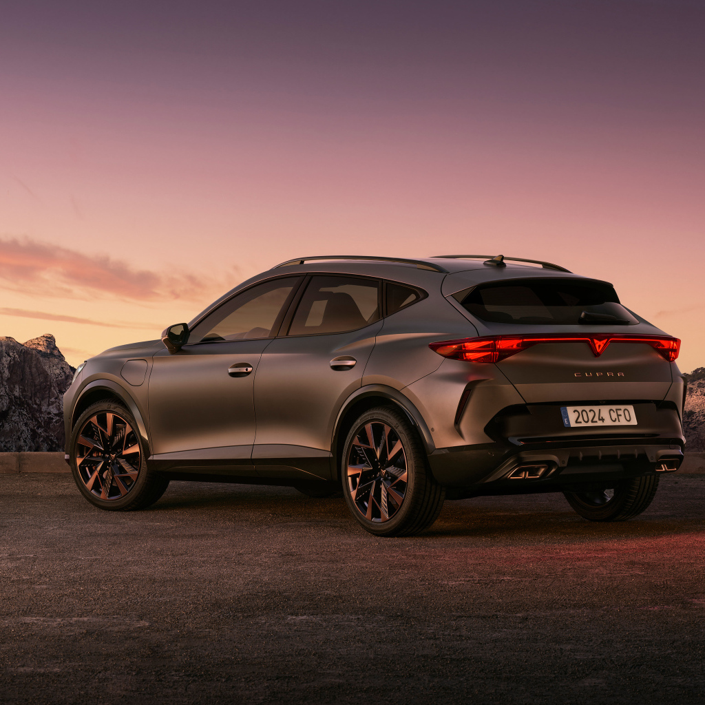 Вид сзади на автомобиль Cupra Formentor EHybrid 2024 года