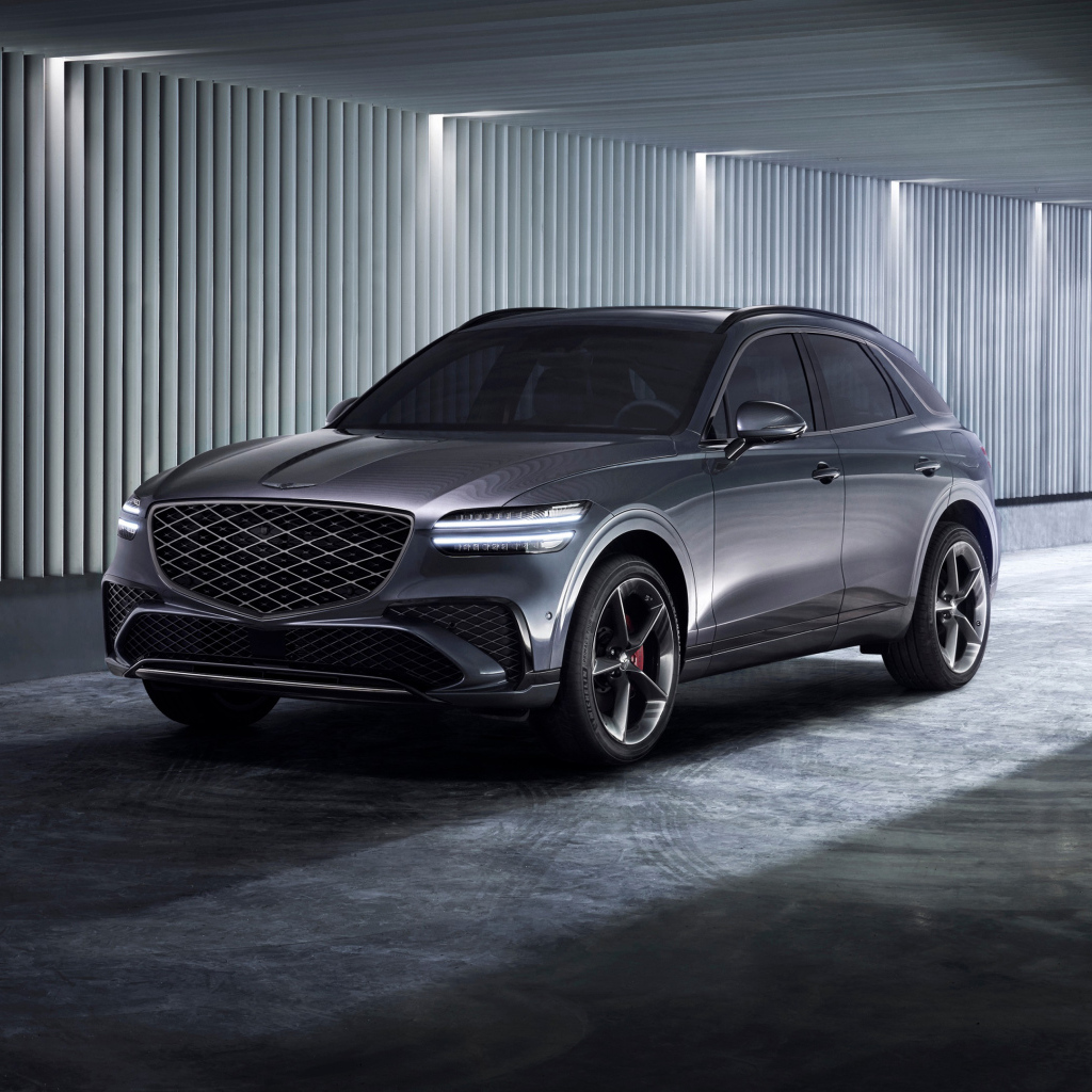 Серебристый автомобиль Genesis GV70 Sport 2024 года