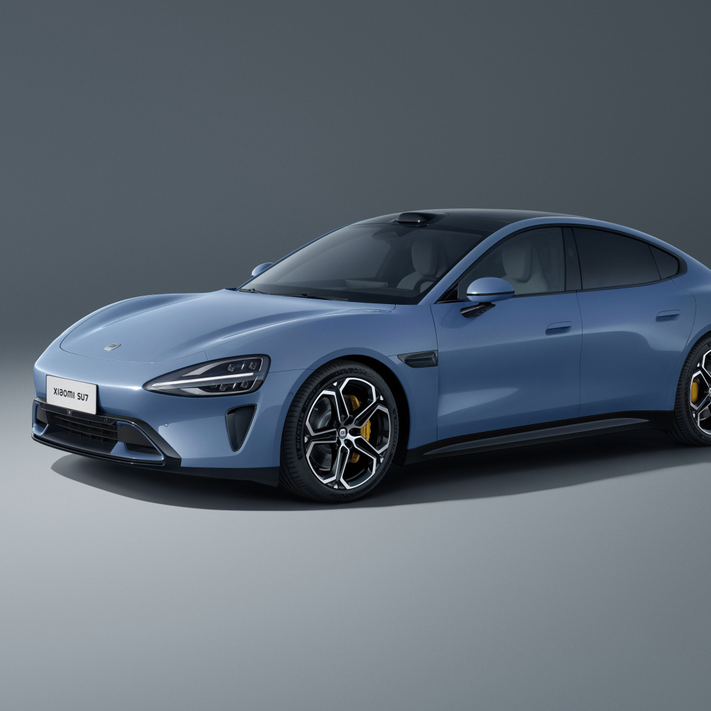 Автомобиль Xiaomi SU7 Max 2024 года на сером фоне