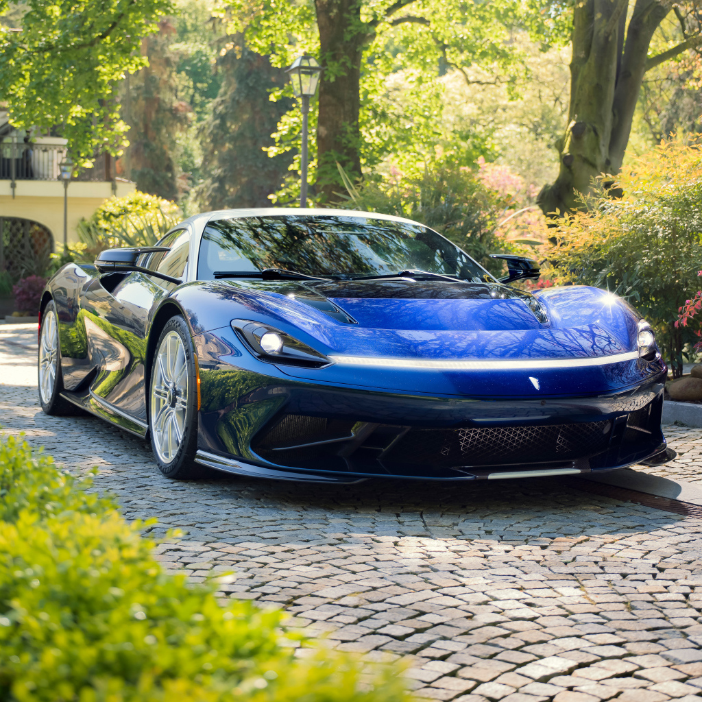 Синий спортивный автомобиль Pininfarina Battista Cinquanta cinque 2024