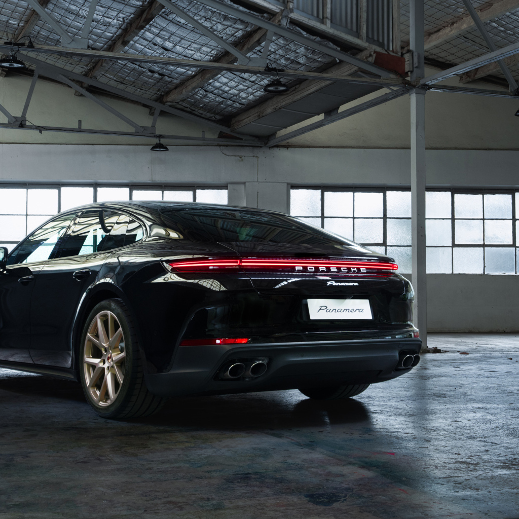 Вид сзади на автомобиль Porsche Panamera 2024  года