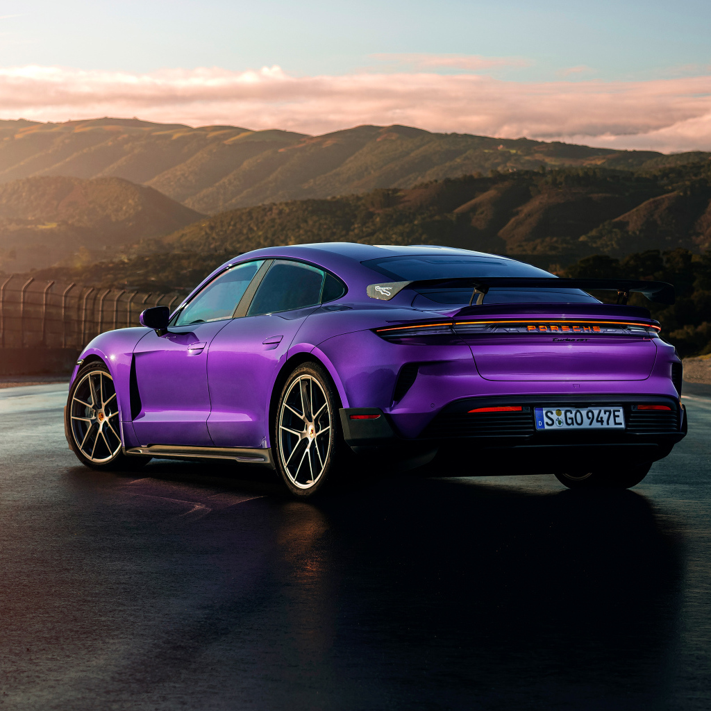 Автомобиль Porsche Taycan Turbo GT Weissach Package 2024 года вид сзади