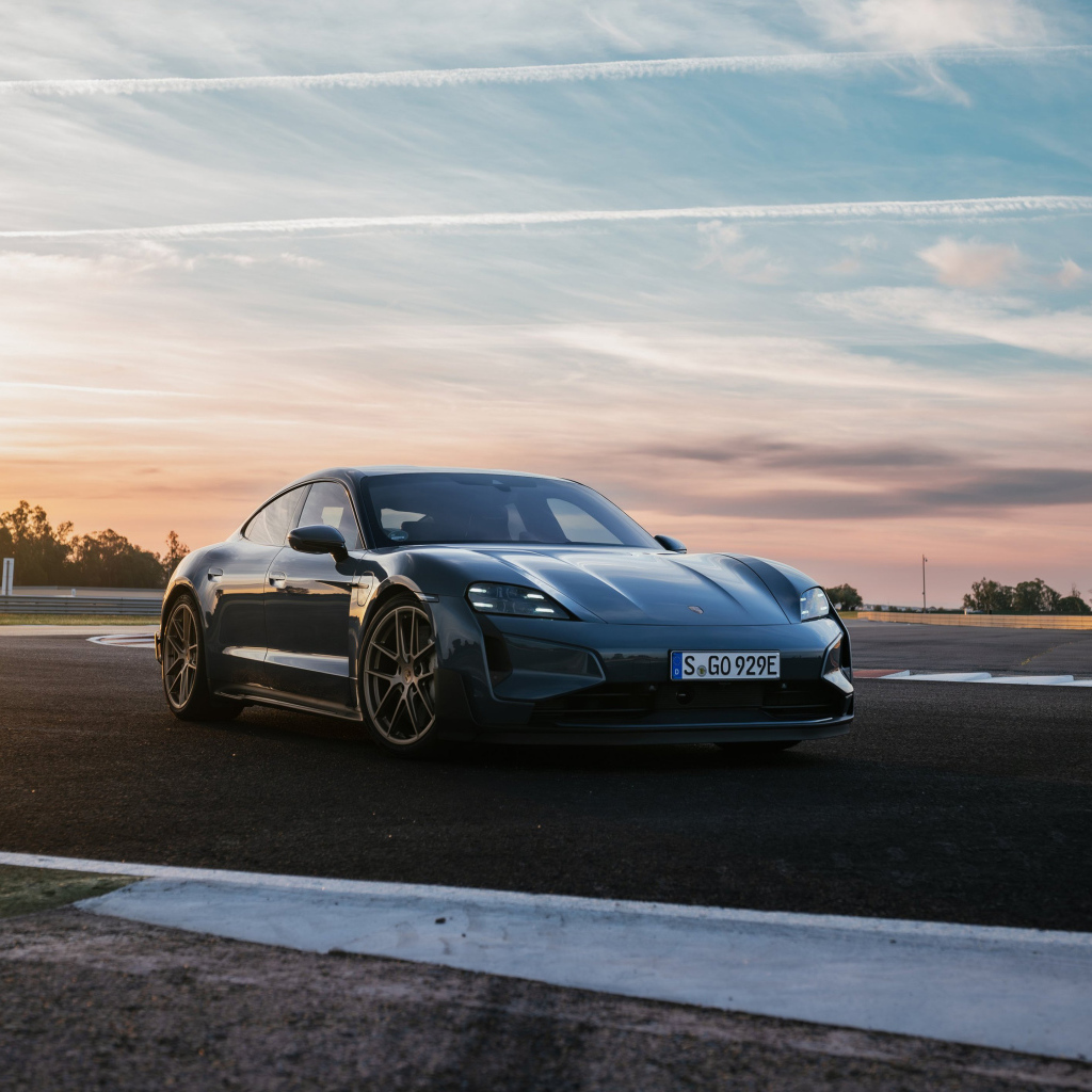 Автомобиль Porsche Taycan Turbo GT 2024 года на фоне неба