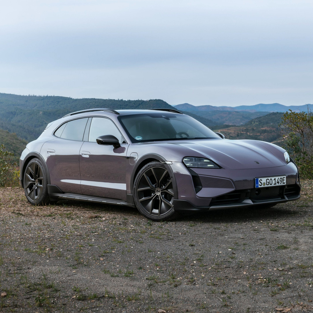 Автомобиль Porsche Taycan Turbo S Cross Turismo 2024 года