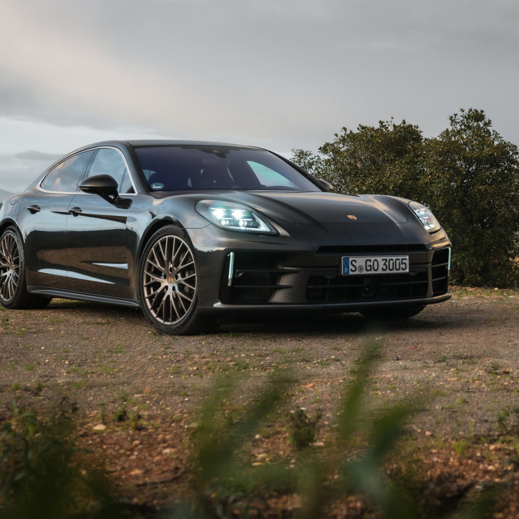 Черный автомобиль Porsche Panamera 2024 года