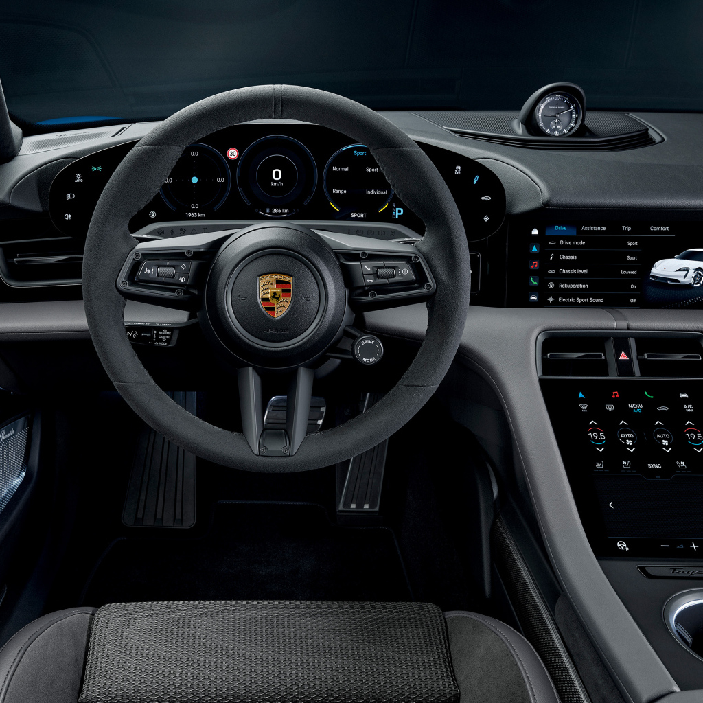 Черный салон автомобиля Porsche Taycan Turbo S