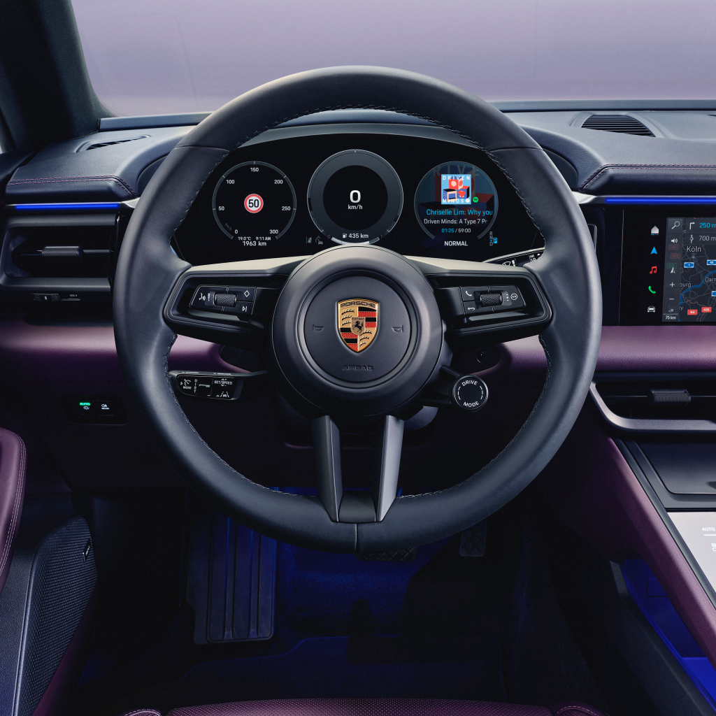 Черный кожаный салон автомобиля Porsche Macan 4 2024 года