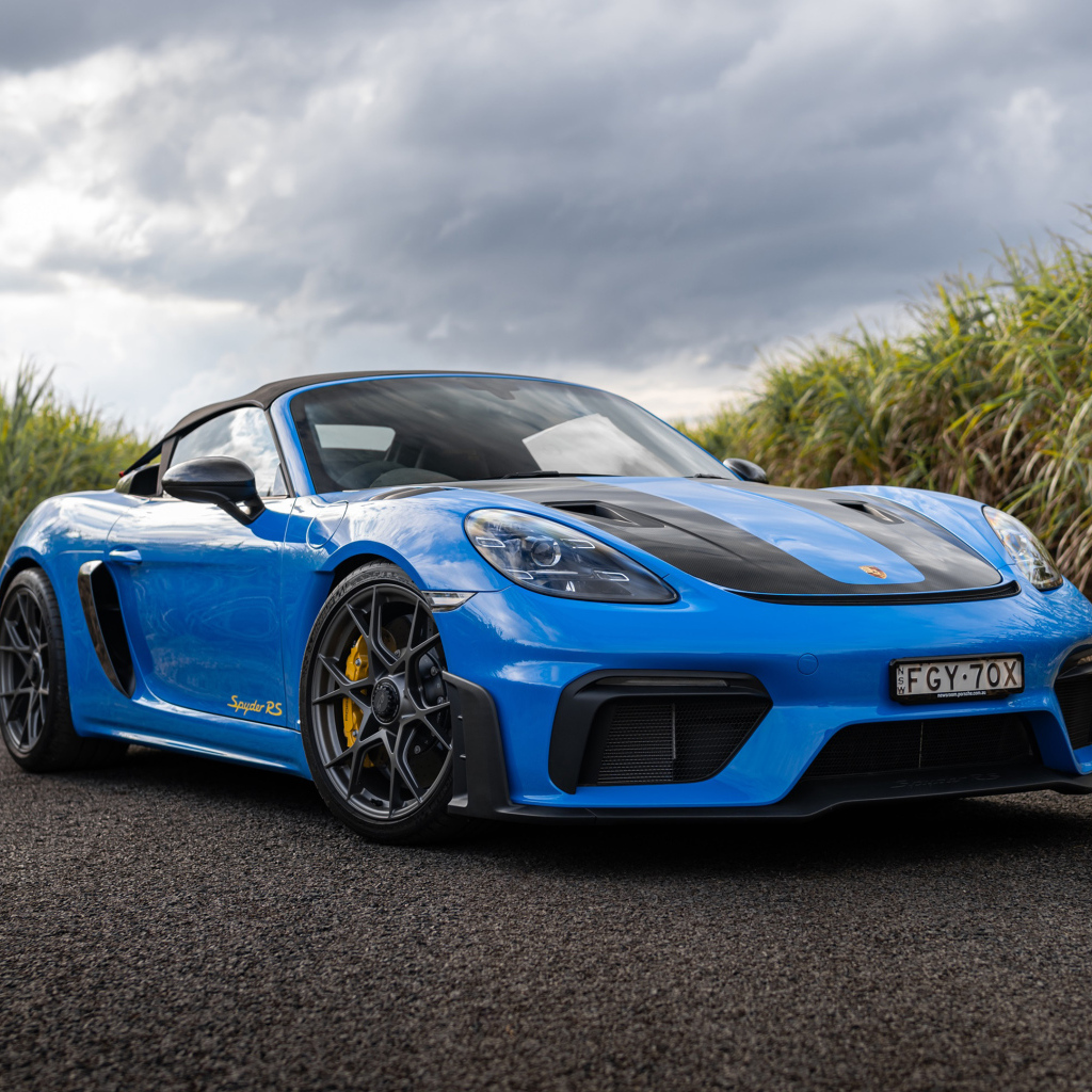 Голубой автомобиль Porsche 718 Spyder RS Weissach Package 2024 года