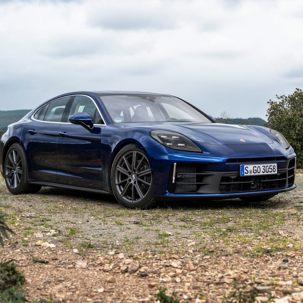 Синий автомобиль Porsche Panamera 4 2024 года