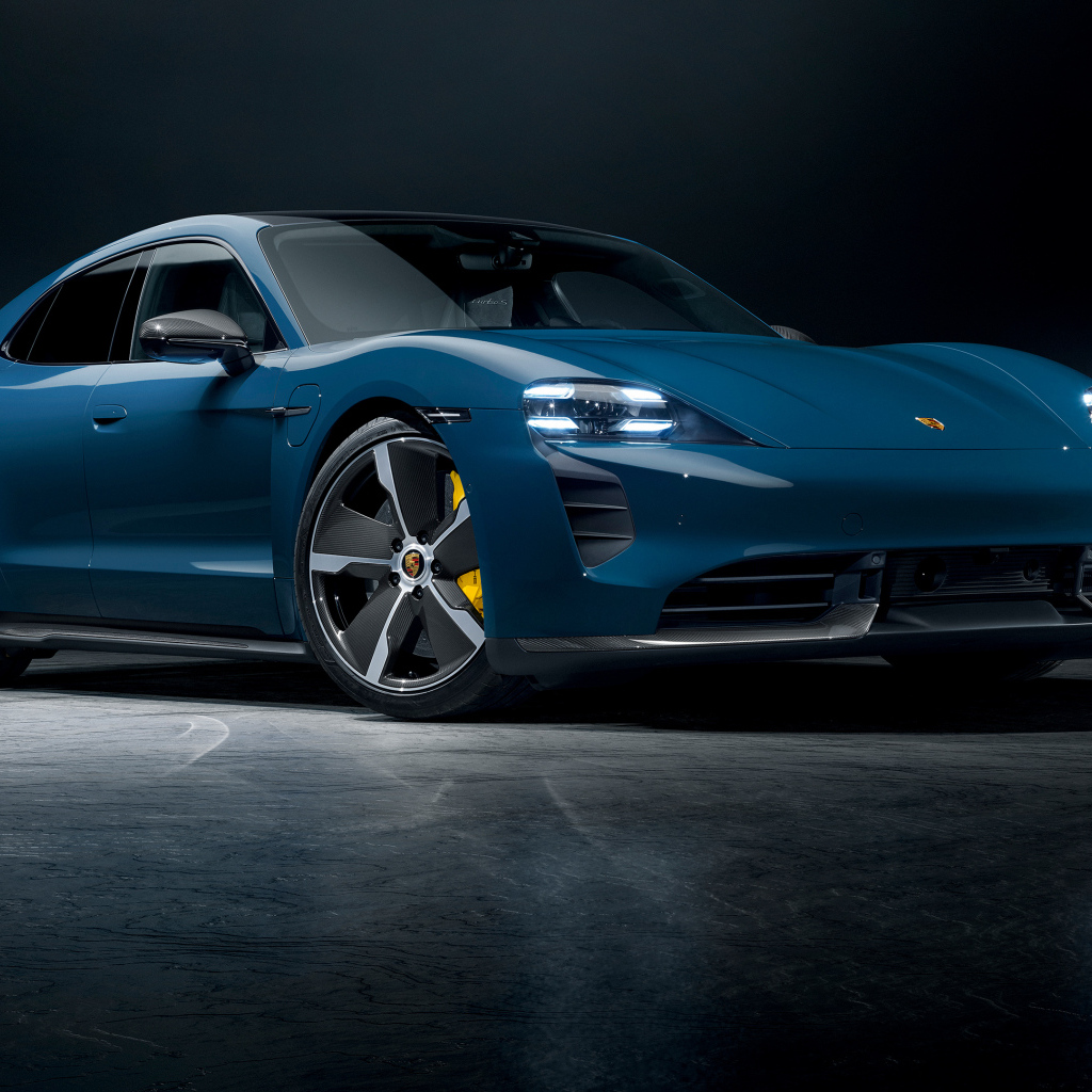Синий автомобиль Porsche Taycan Turbo S