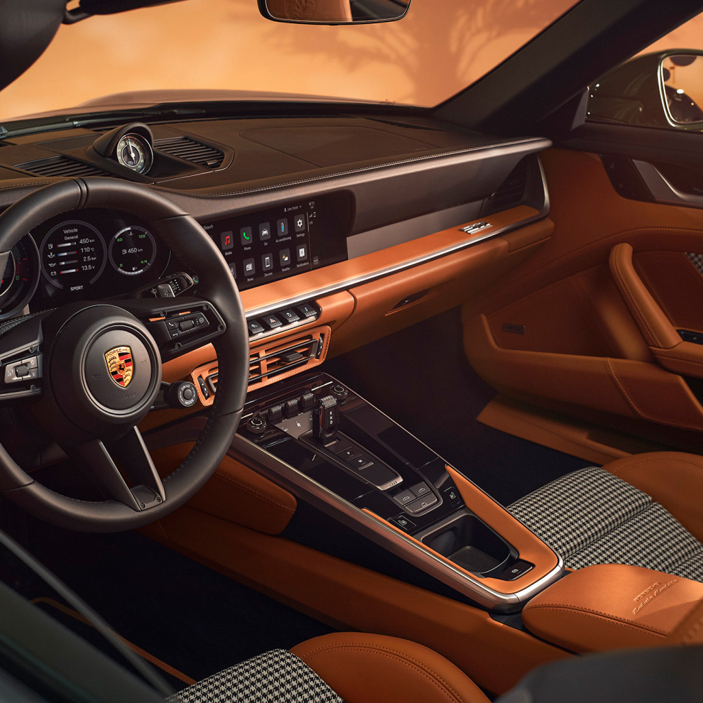 Коричневый кожаный салон автомобиля Porsche 911 Turbo S Cabriolet