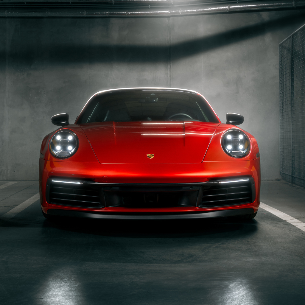 Вид спереди на красный автомобиль Porsche 911 Carrera S