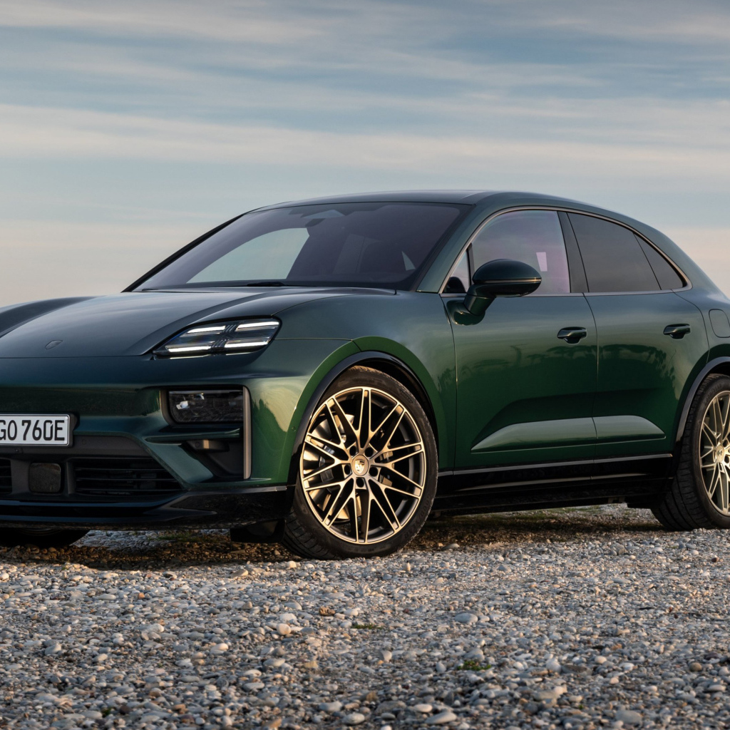 Зеленый автомобиль Porsche Macan Turbo 2024 года