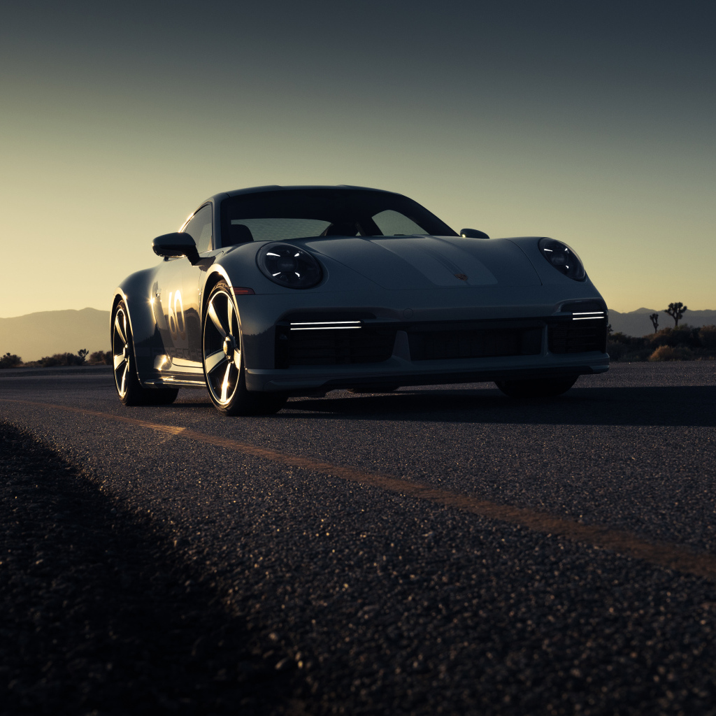 Автомобиль Porsche 911 Sport Classic на дороге