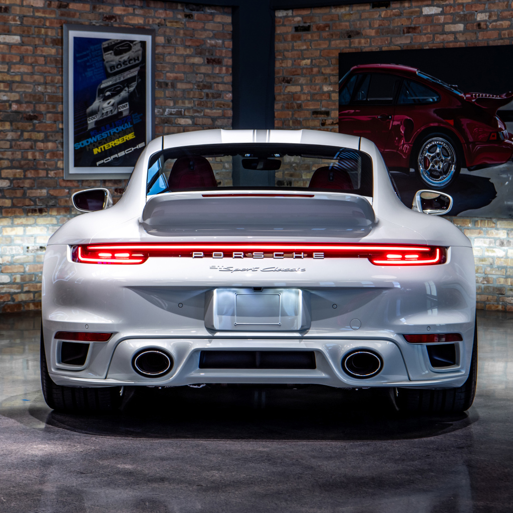 Автомобиль Porsche 911 Sport Classic вид сзади