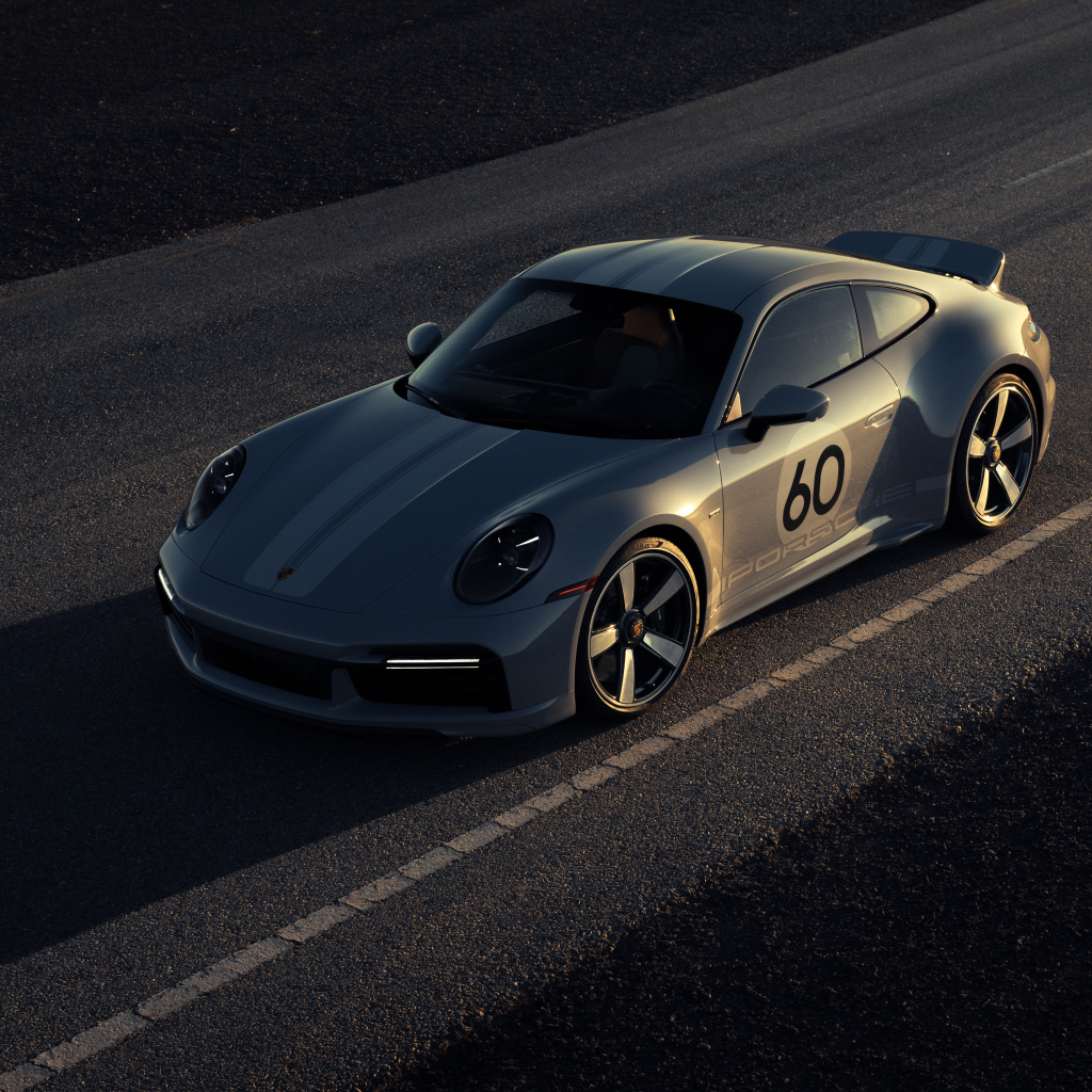 Гоночный автомобиль Porsche 911 Sport Classic на трассе