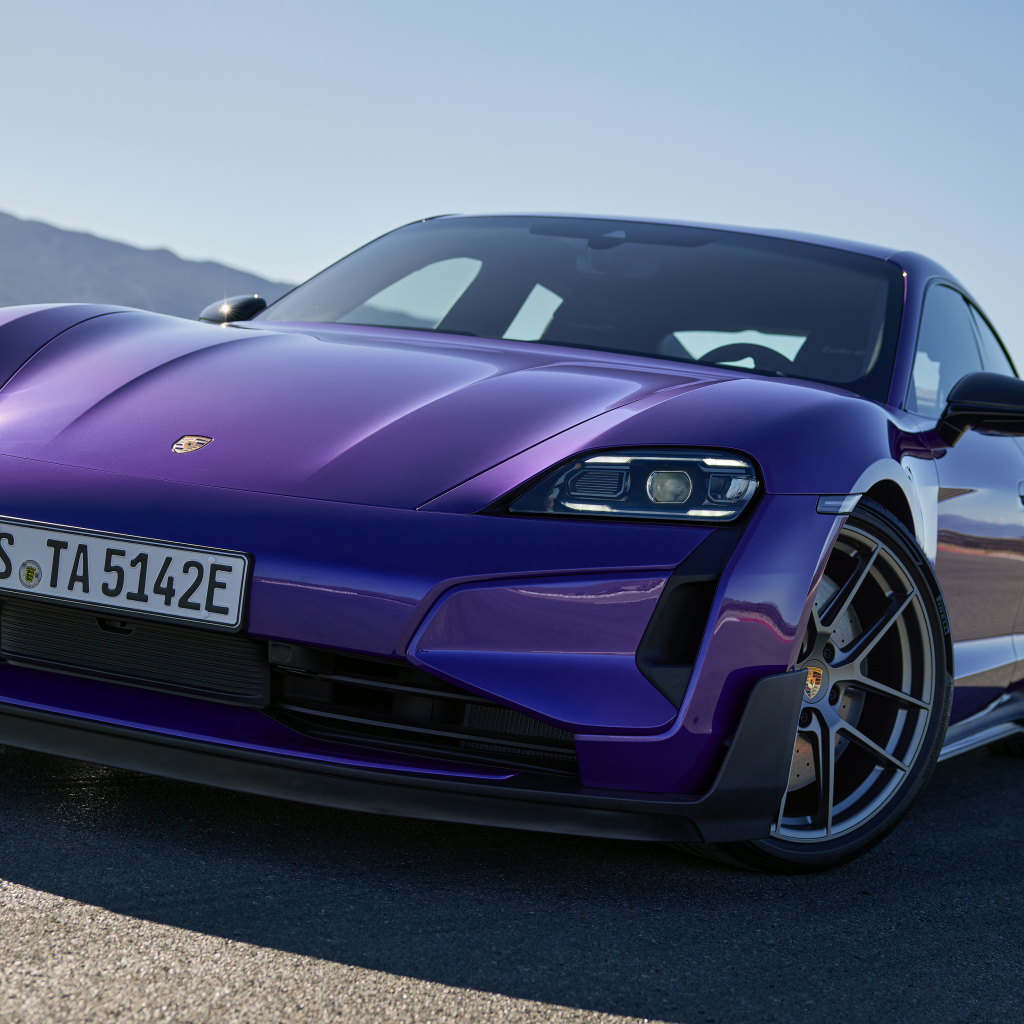 Фиолетовый автомобиль  Porsche Taycan Turbo GT Weissach Package 2024 года