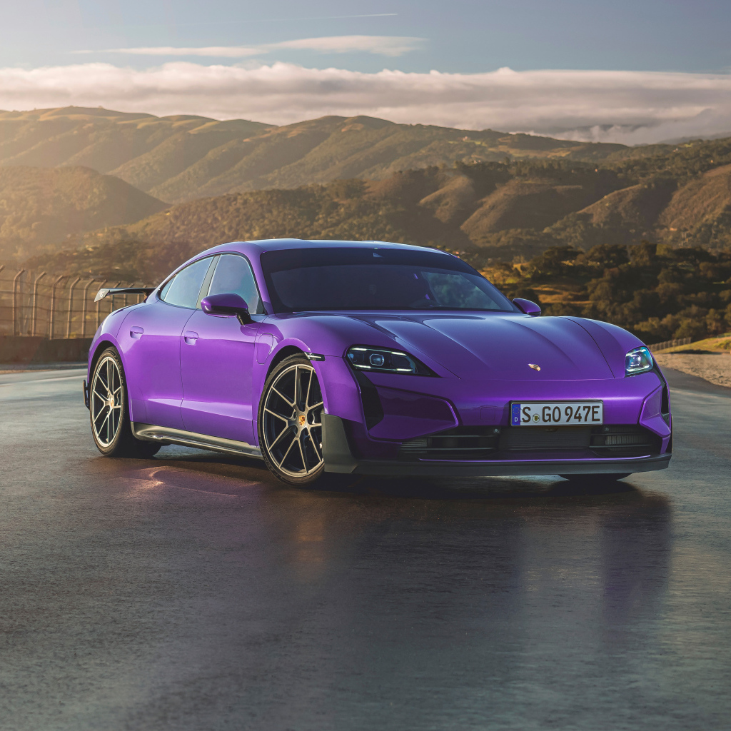 Фиолетовый автомобиль Porsche Taycan Turbo GT Weissach Package 2024 года вид спереди