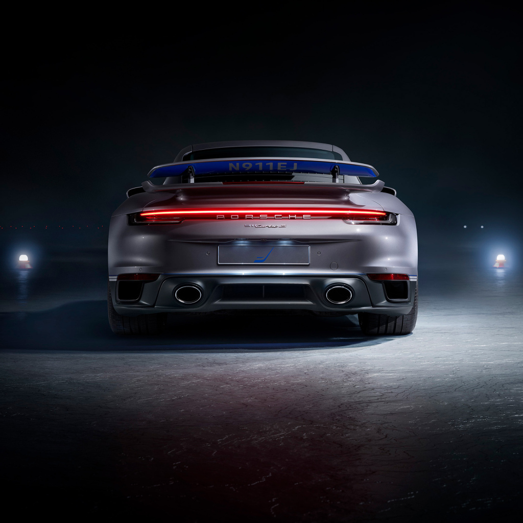 Вид сзади на автомобиль Porsche 911 Turbo S