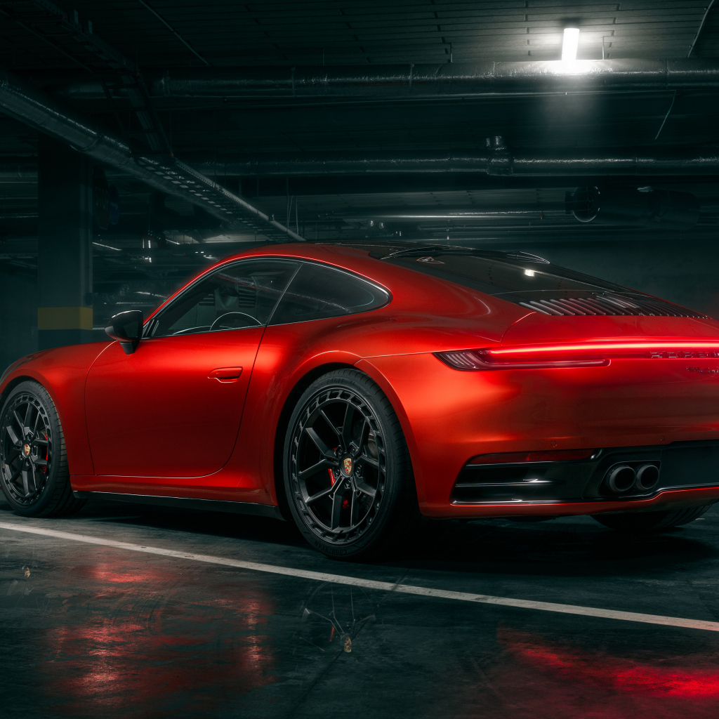 Вид сзади на красный автомобиль Porsche 911 Carrera S