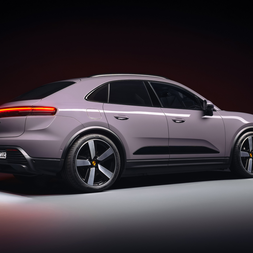 Вид сзади на автомобиль Porsche Macan 4 2024 года