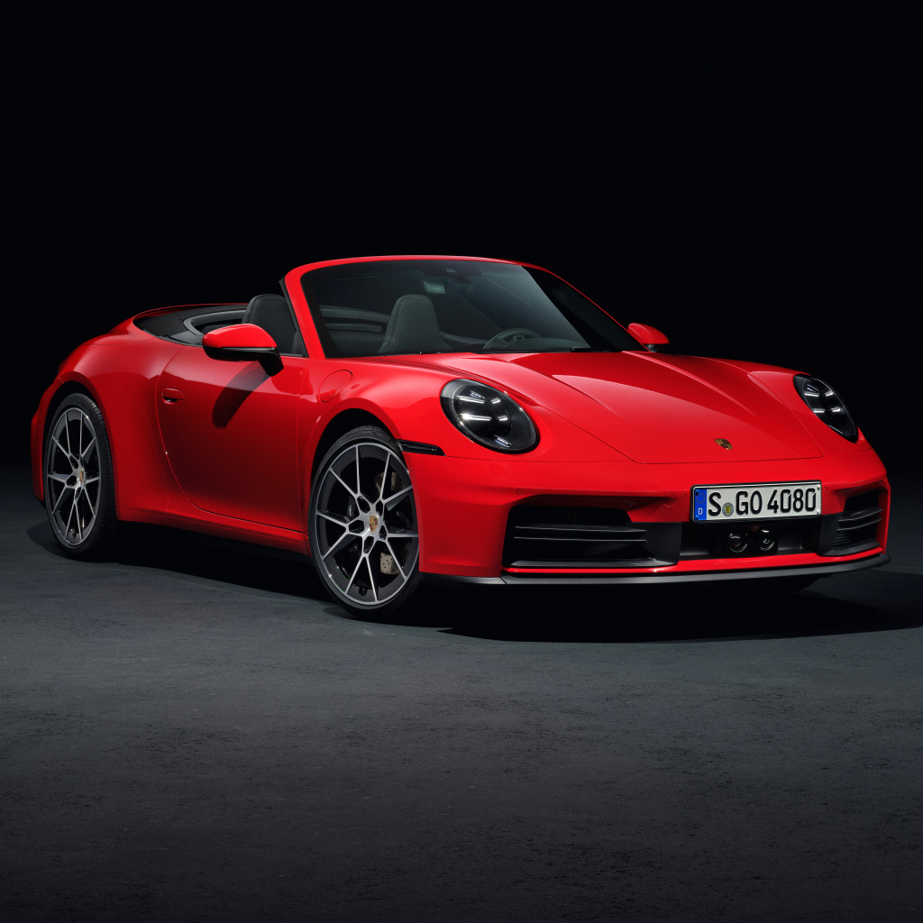 Красный автомобиль Porsche 911 Carrera Cabriolet 2024 года
