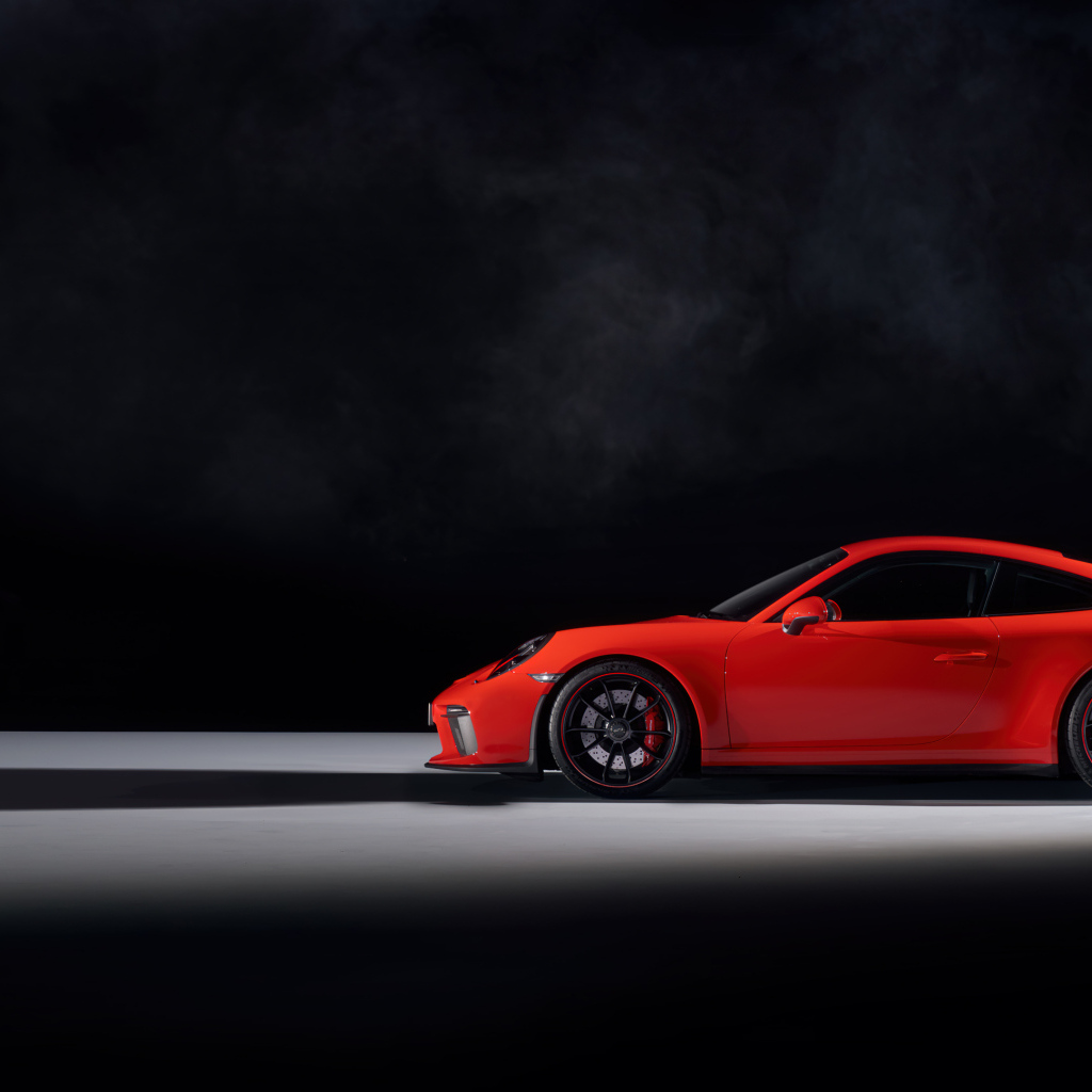 Красный автомобиль Porsche 911 GT3 вид сбоку