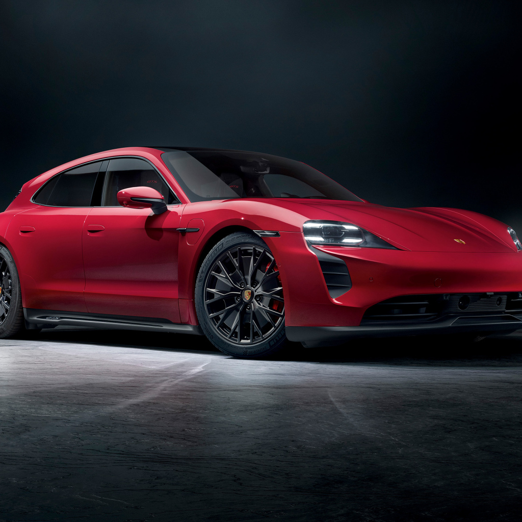 Красный автомобиль Porsche Taycan GTS