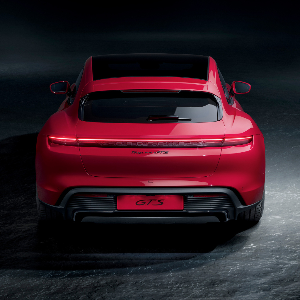 Красный автомобиль Porsche Taycan GTS  вид сзади