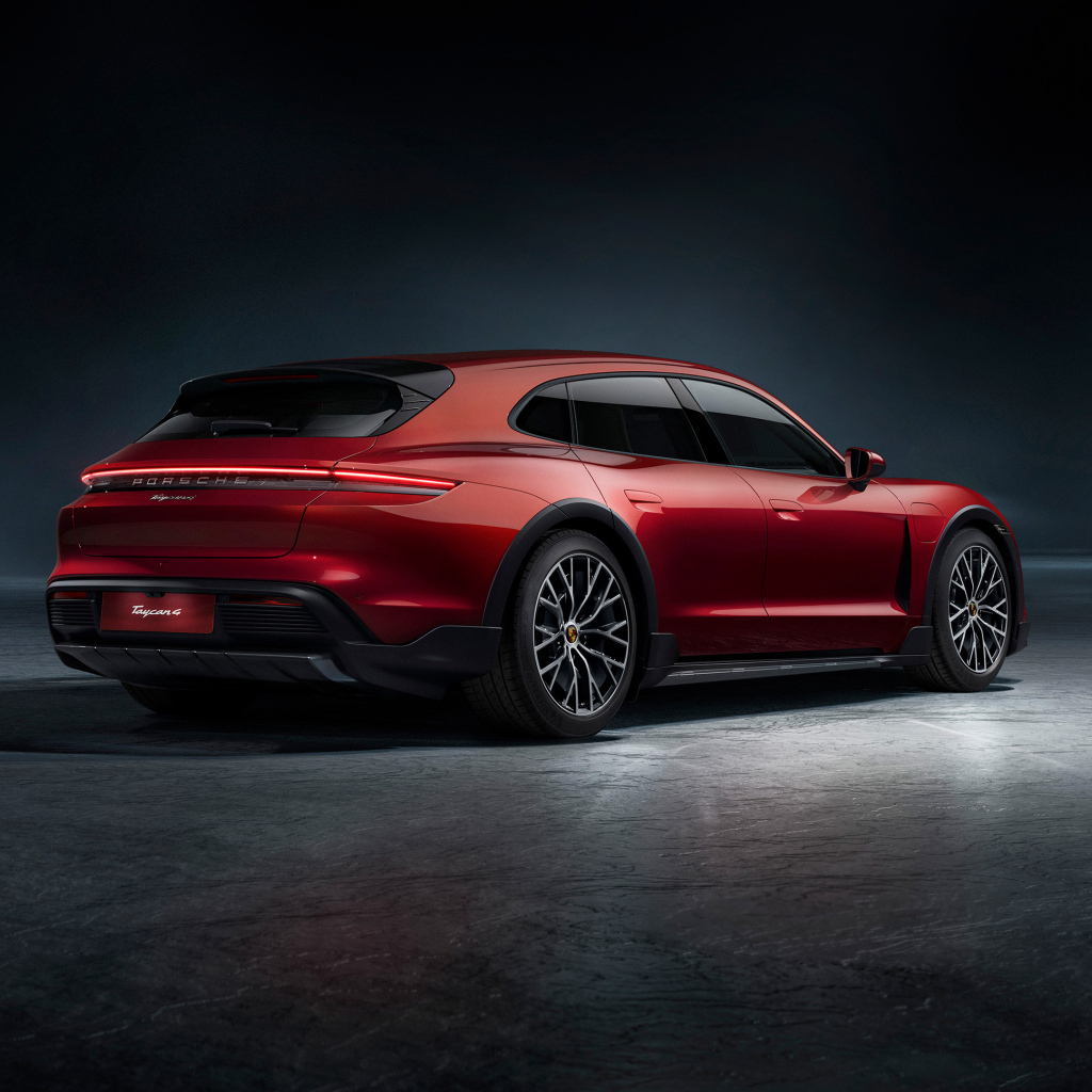 Красный автомобиль Porsche Taycan вид сзади