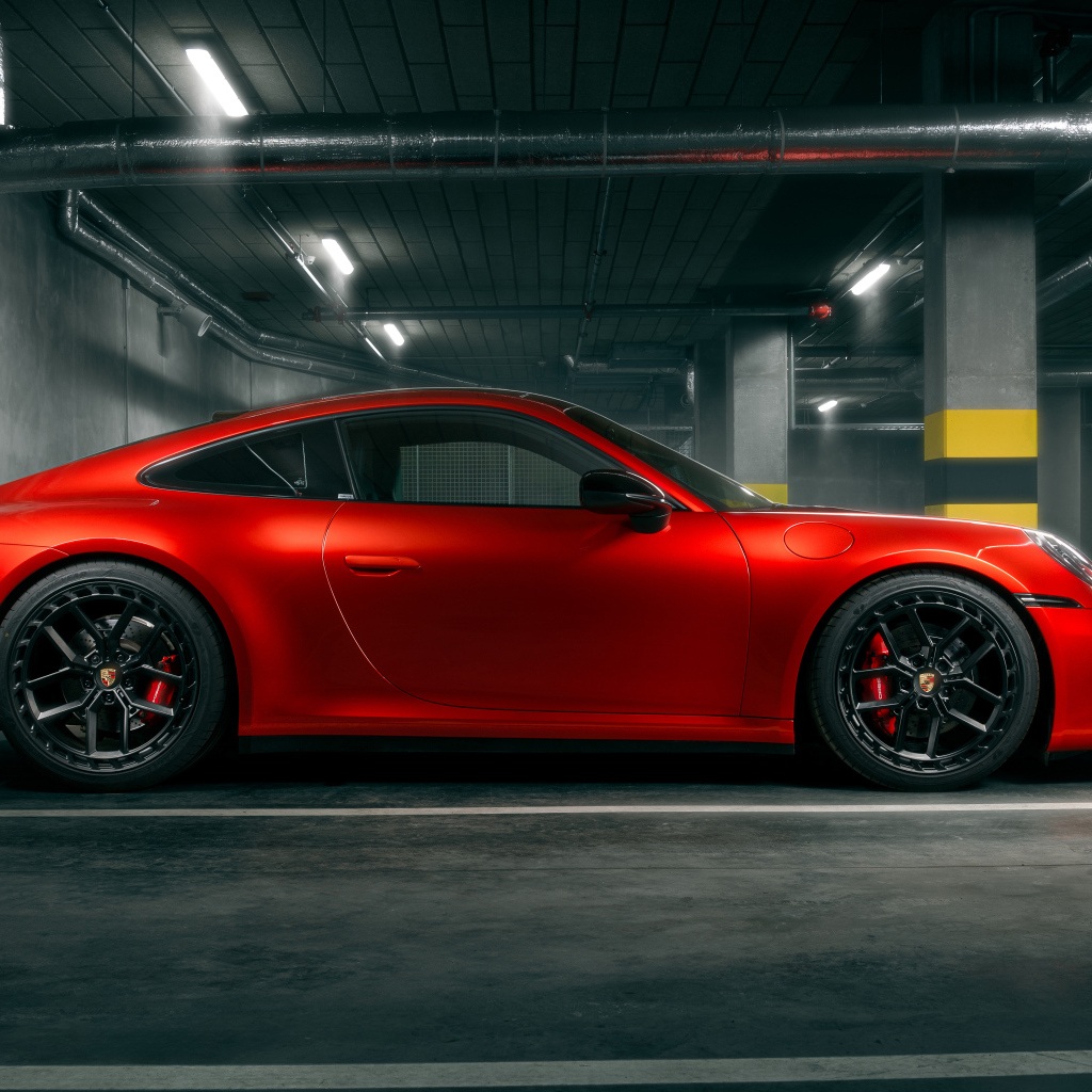 Вид сбоку на автомобиль Porsche 911 Carrera S