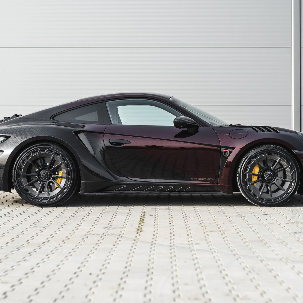 Вид сбоку на автомобиль TopCar Porsche 911 Turbo S Stinger GTR Stealth Edition