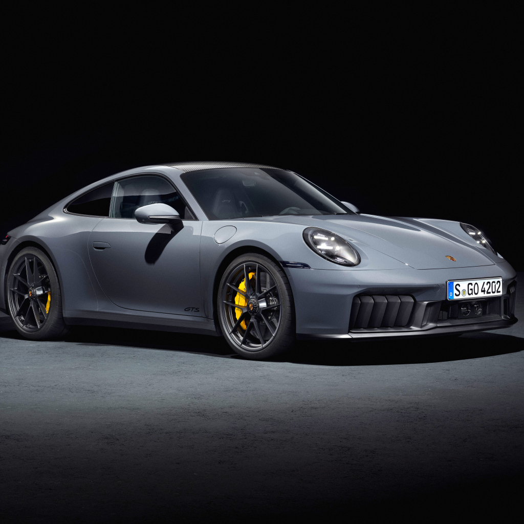 Серебристый автомобиль  Porsche 911 Carrera GTS 2024 года